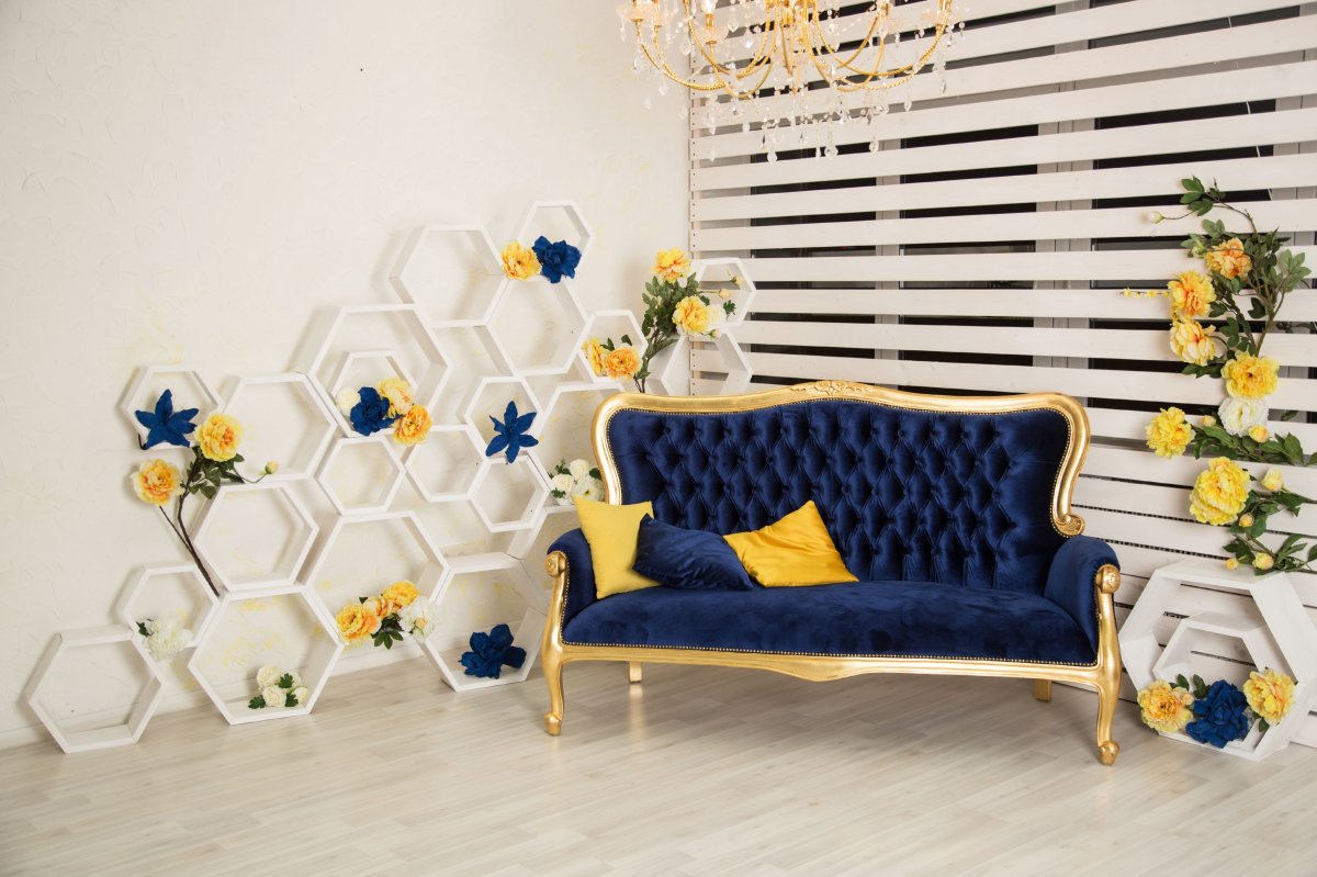 Фотозона с диваном