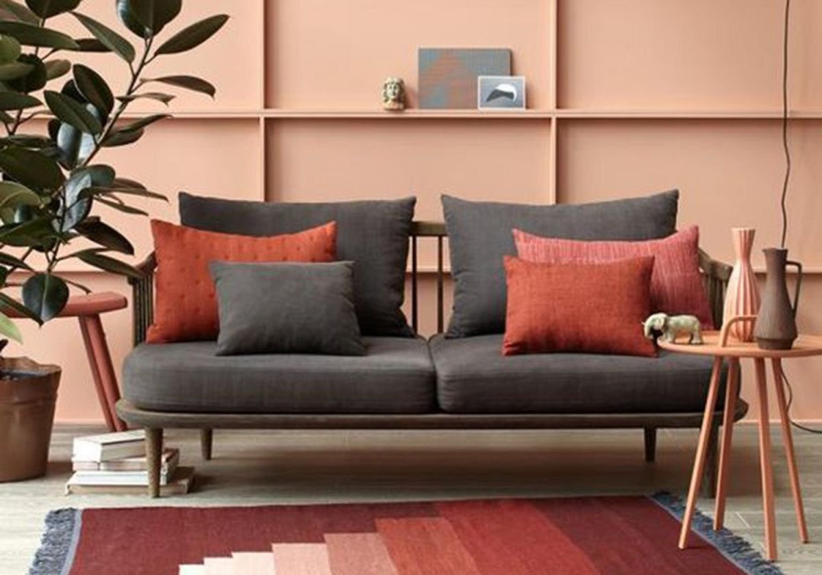 Красный диван в интерьере гостиной