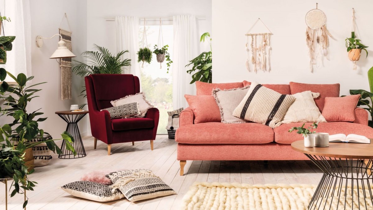 Диван терракотового цвета в интерьере