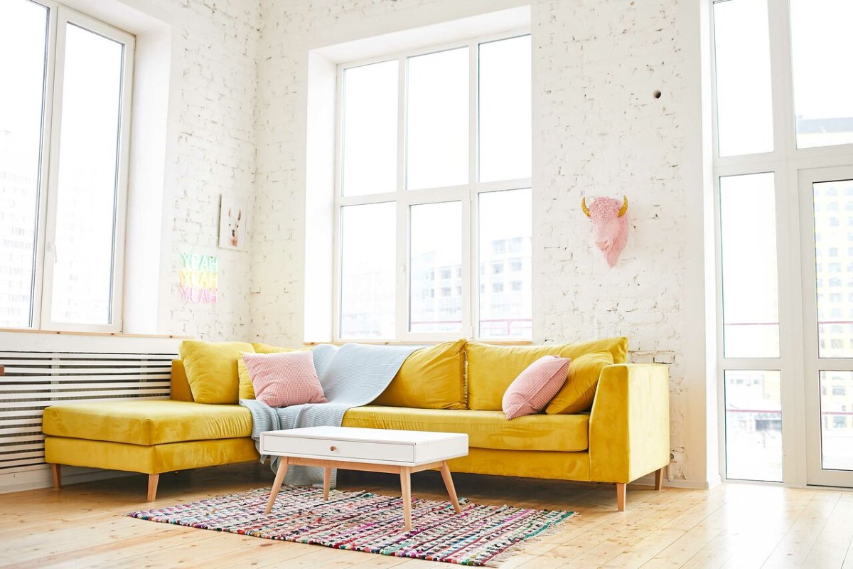 Желтый диван в интерьере лофт