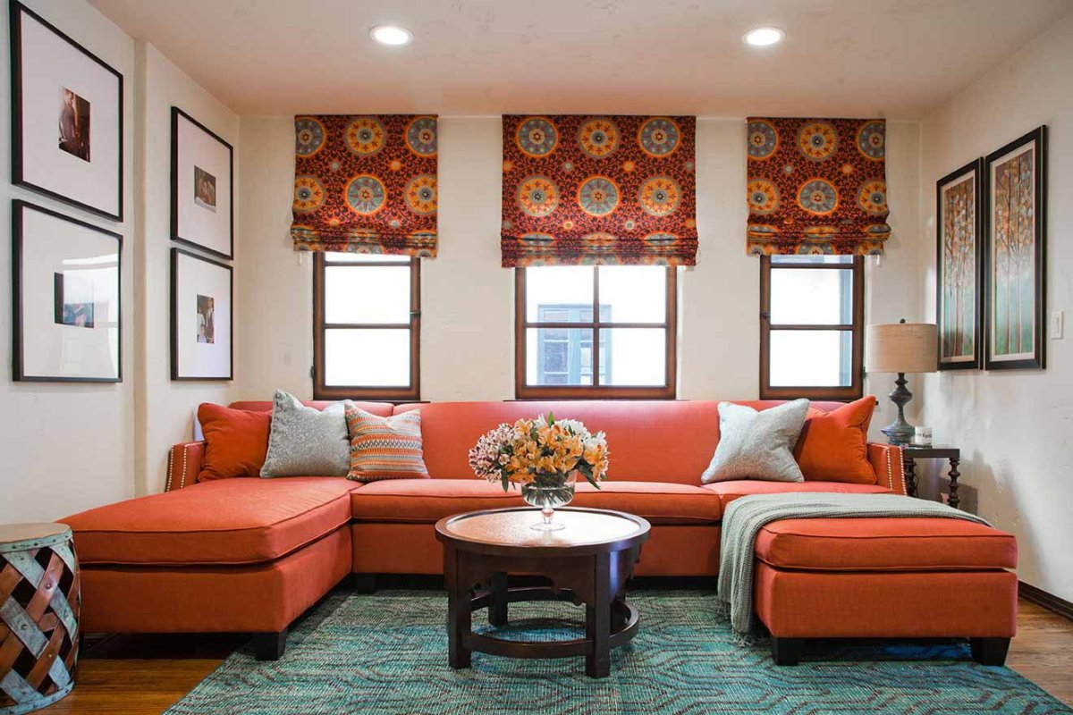 Терракотовые и розовые диваны