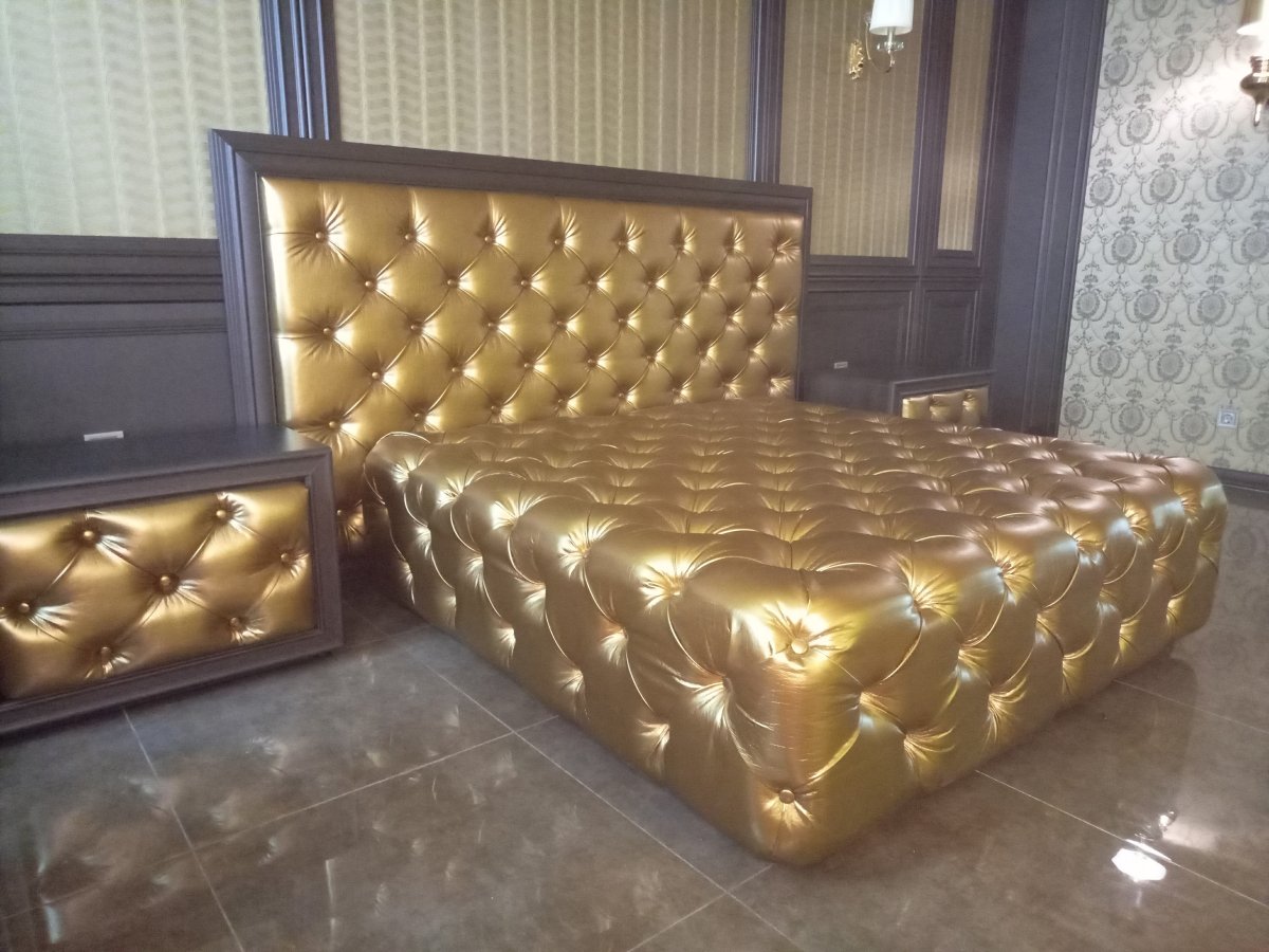 Кровать в каретной стяжке с тумбами