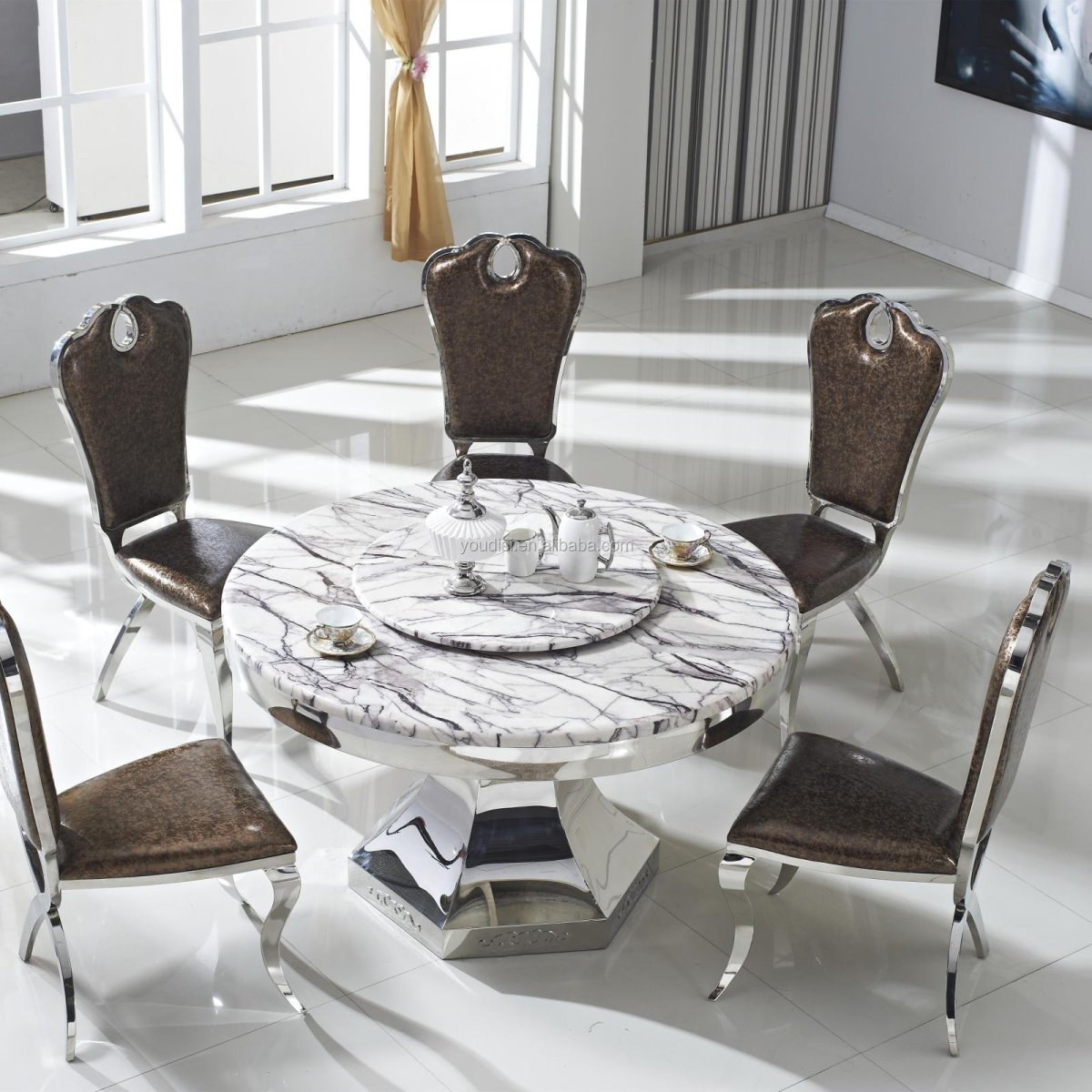 Стол из зеленого мрамора