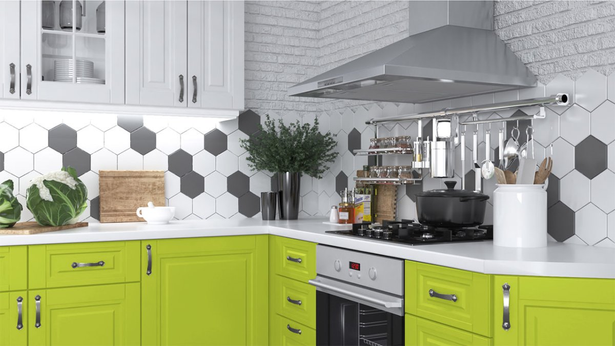 Фартук для белой кухни из плитки