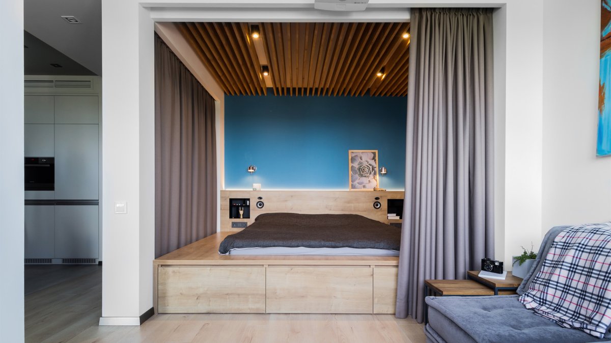 Кровать за перегородкой