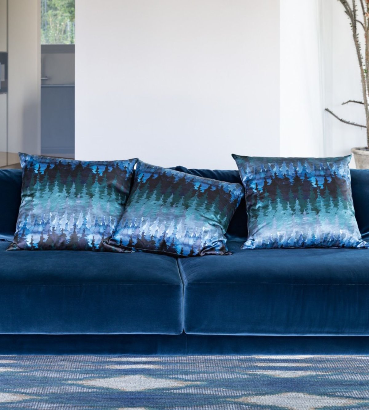 Синий диван с подушками Миссони