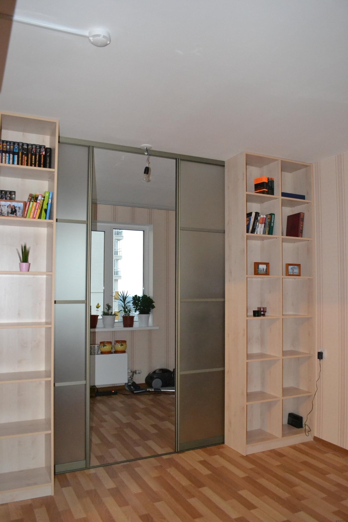 Перегородка с полками для зонирования