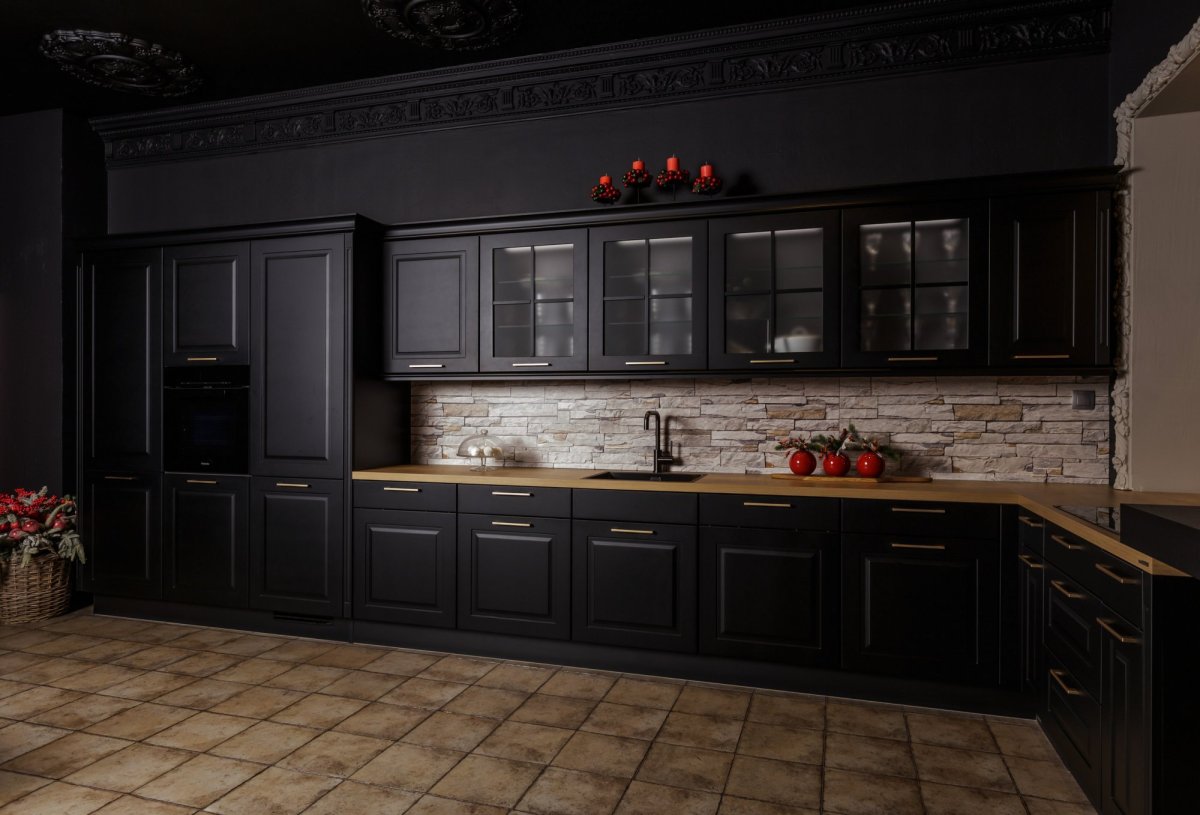 Кухня с коричневой мебелью