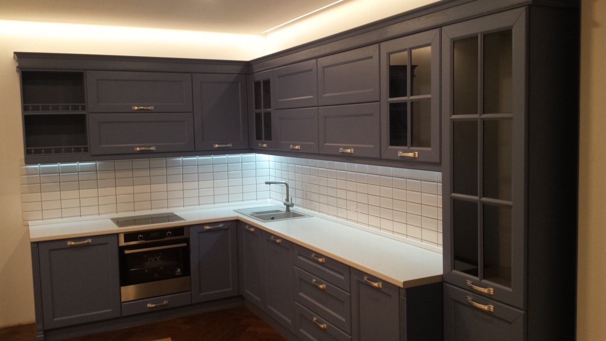 Кухонный гарнитур коричневый