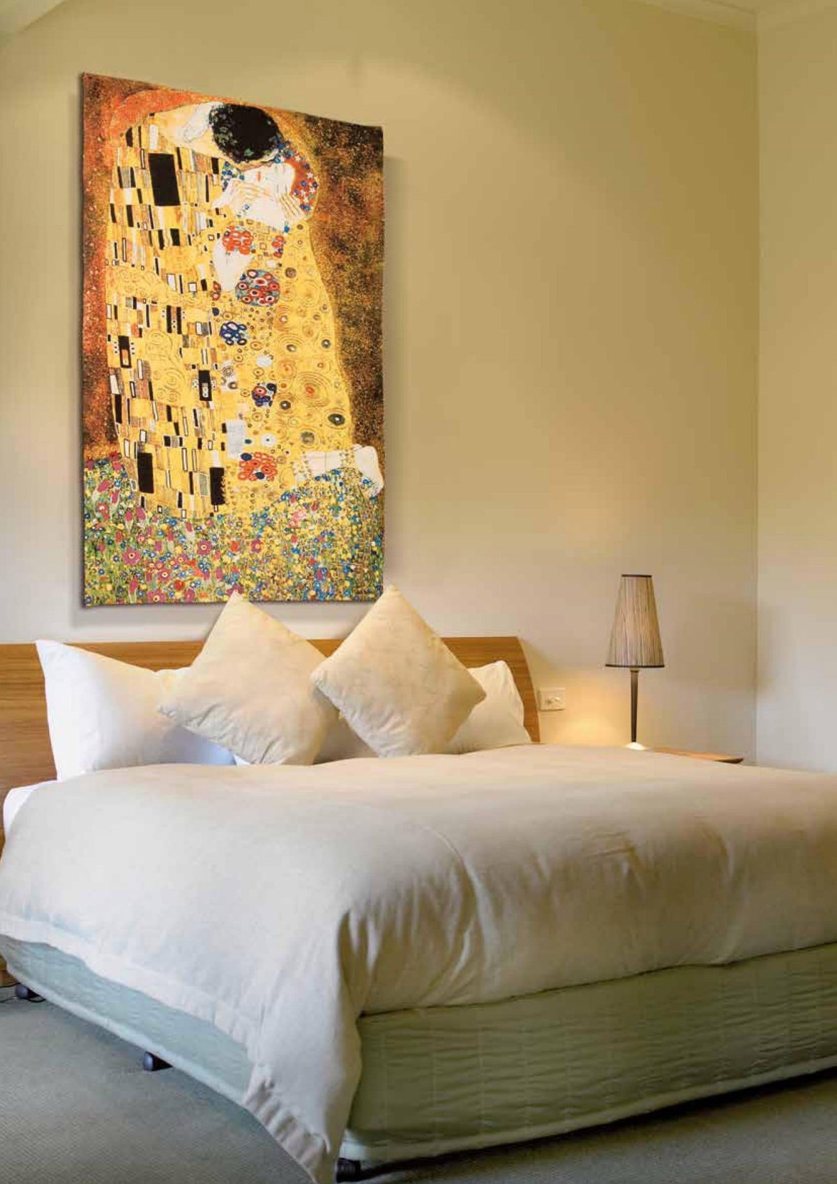Картина поцелуй Густав климт в интерьере