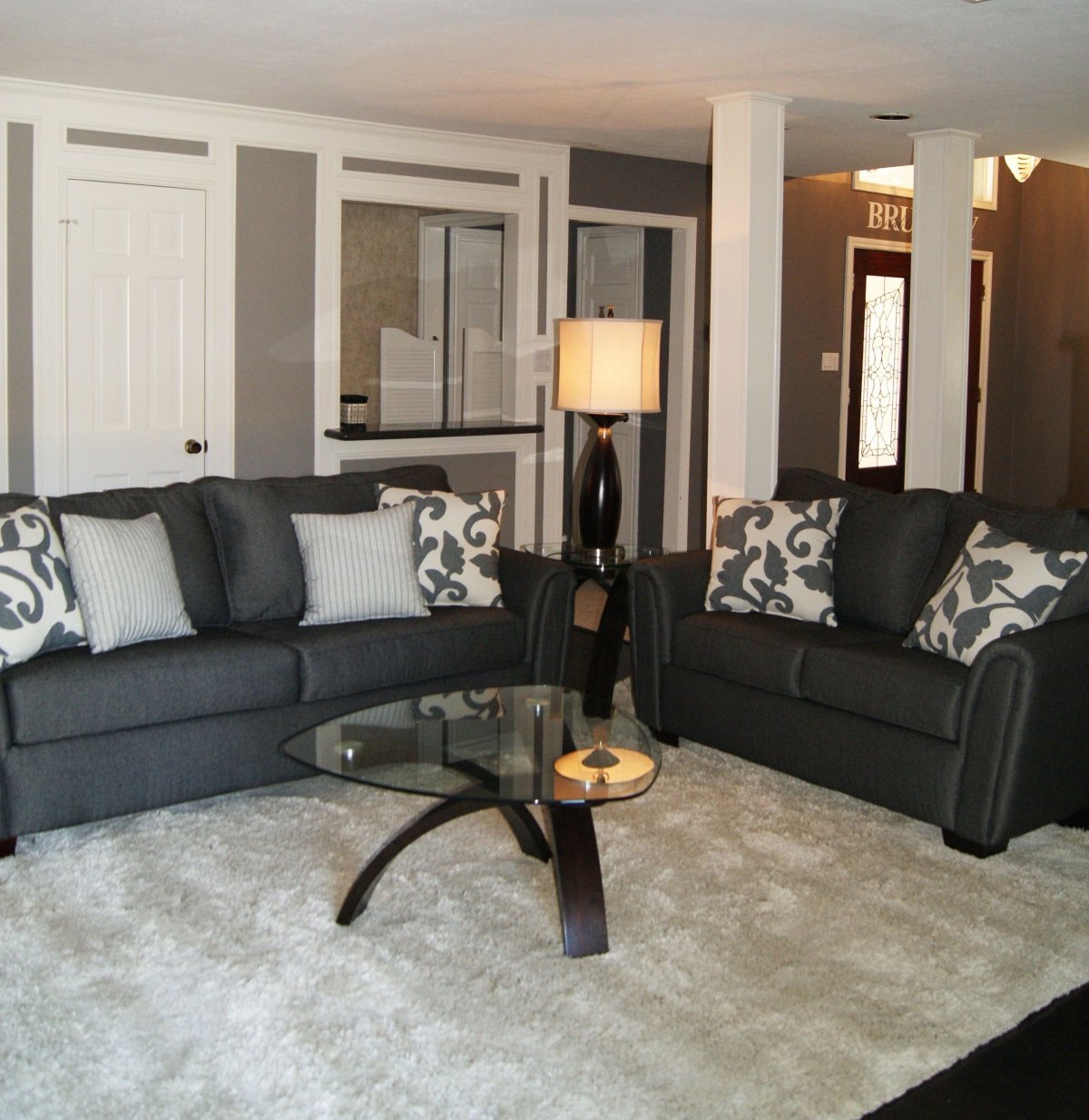 Серые стены в гостиной