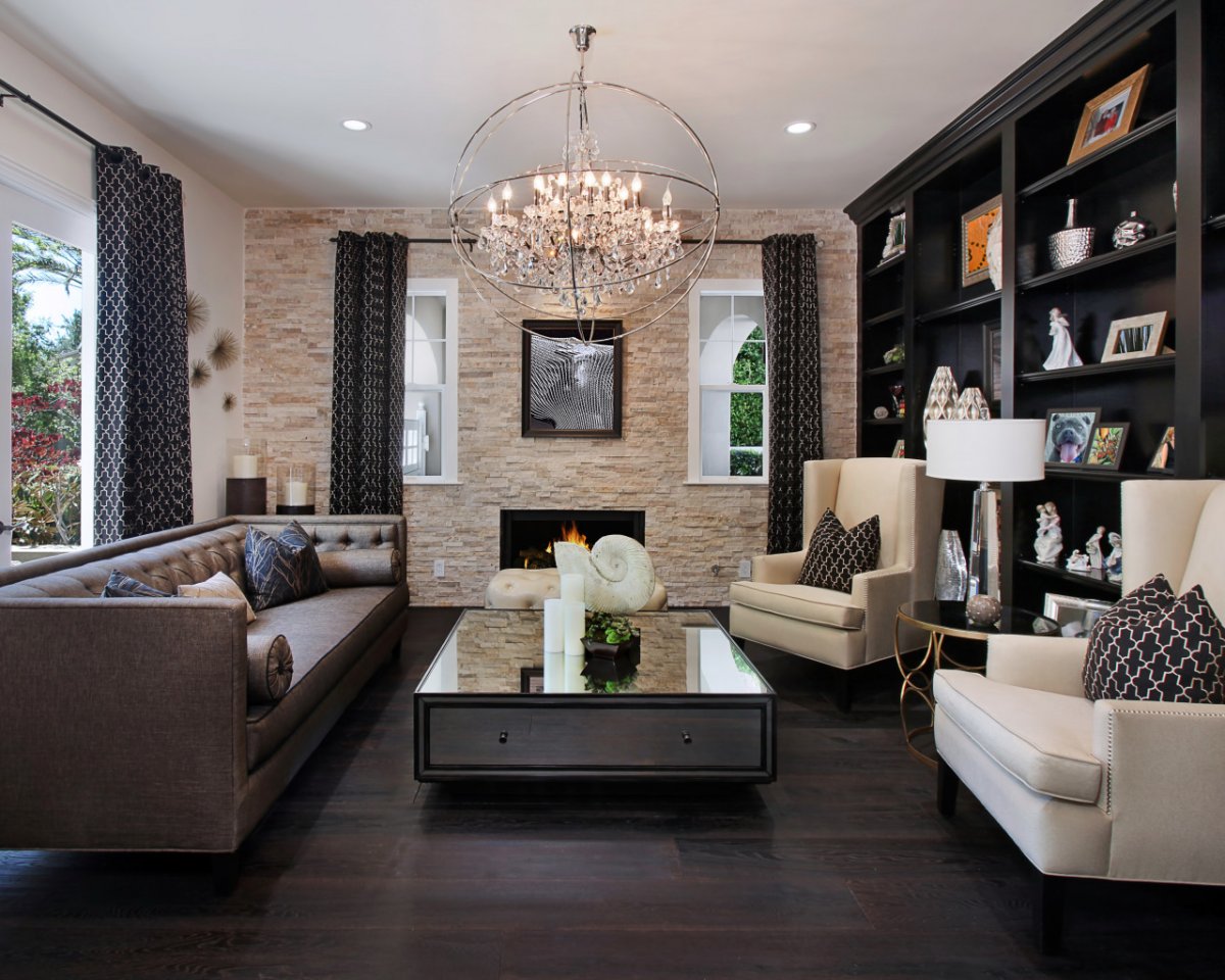 Светлая гостиная с черной мебелью