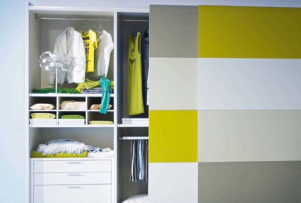 Зеленая спальня с белой мебелью