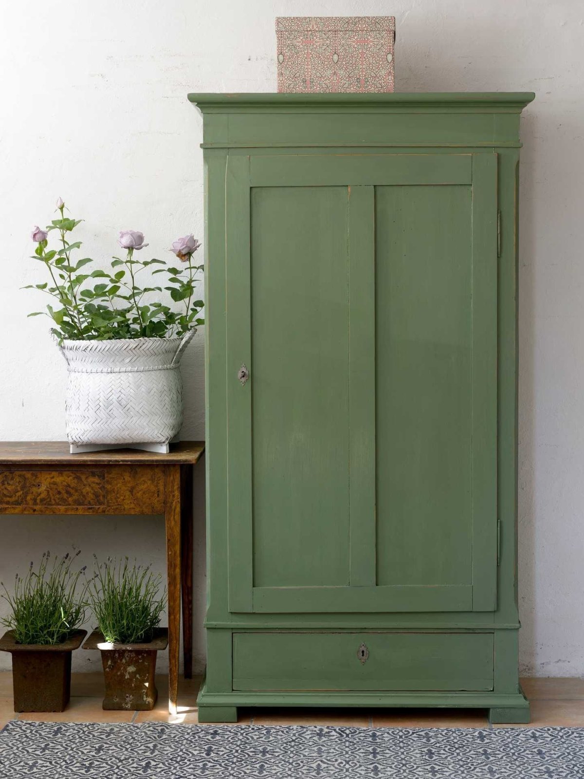 Темно зеленый шкаф