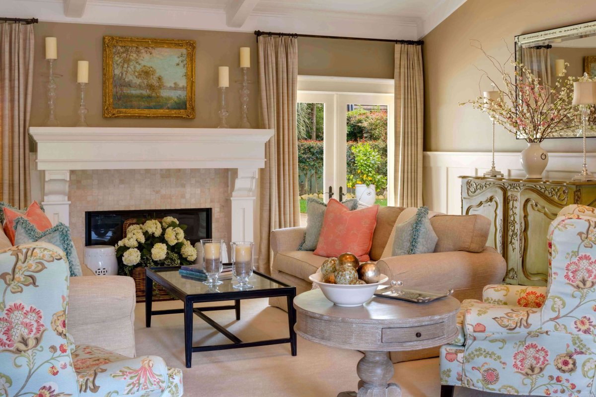 Светло коричневый диван с подушками