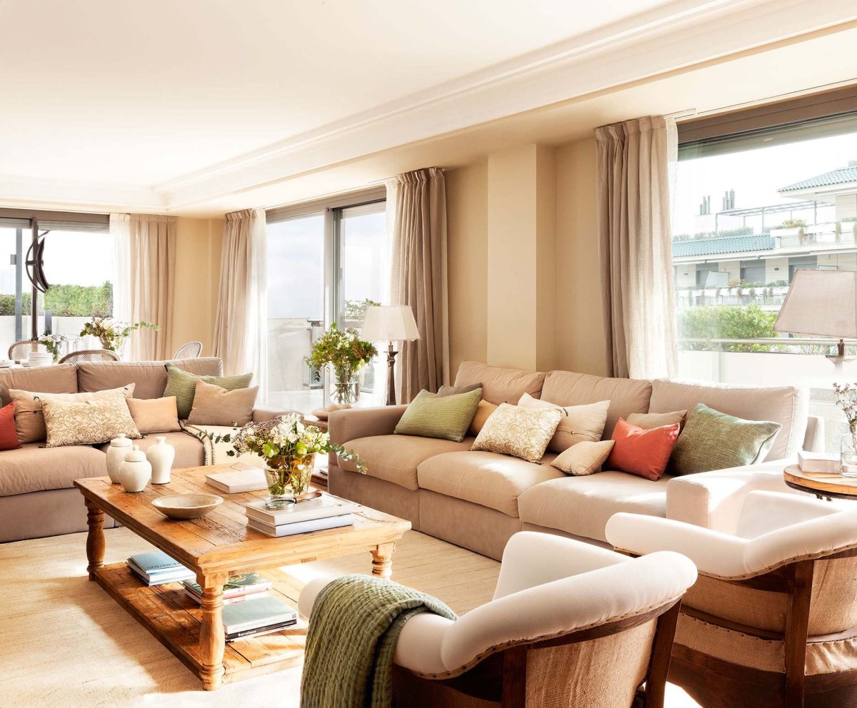 Диван песочного цвета