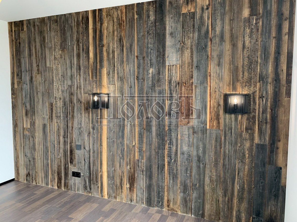 Амбарная доска на стене