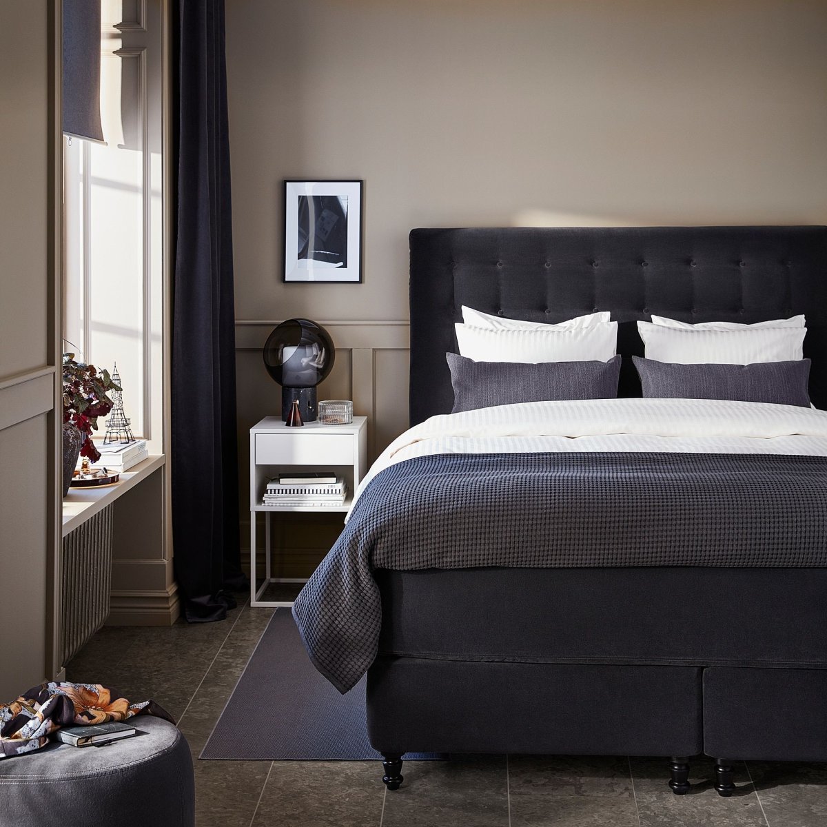 Серая комната с черной кроватью