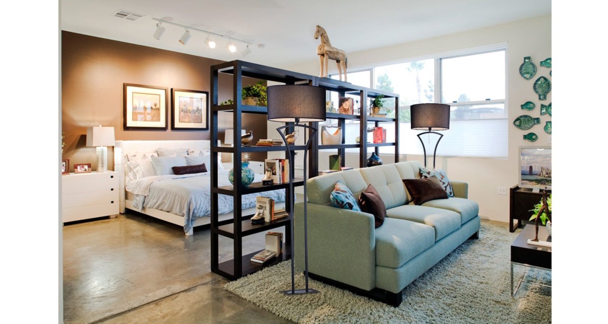 Книжный стеллаж за диваном