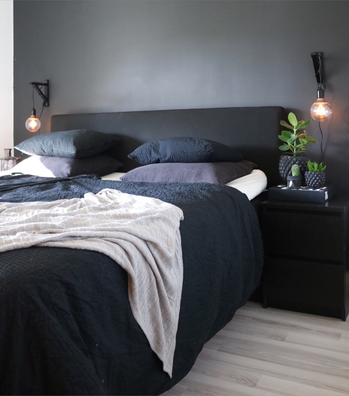 Спальня 15 метров с темной мебелью