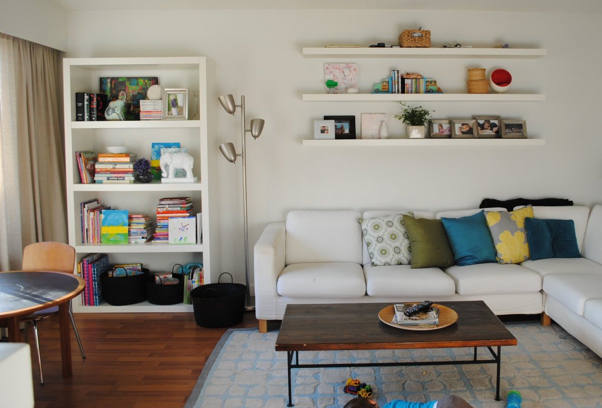 Стеллаж вокруг дивана