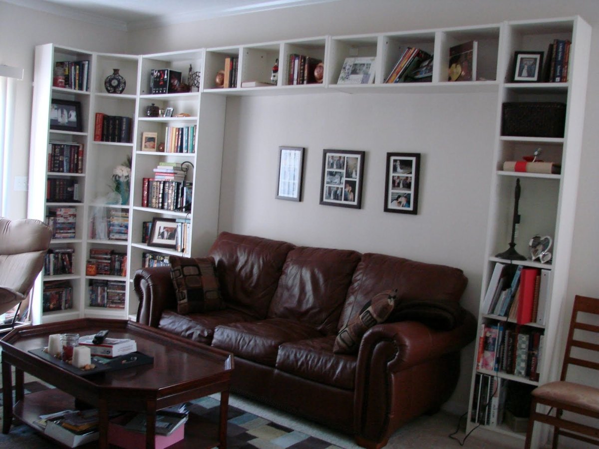 Книжные стеллажи в интерьере гостиной