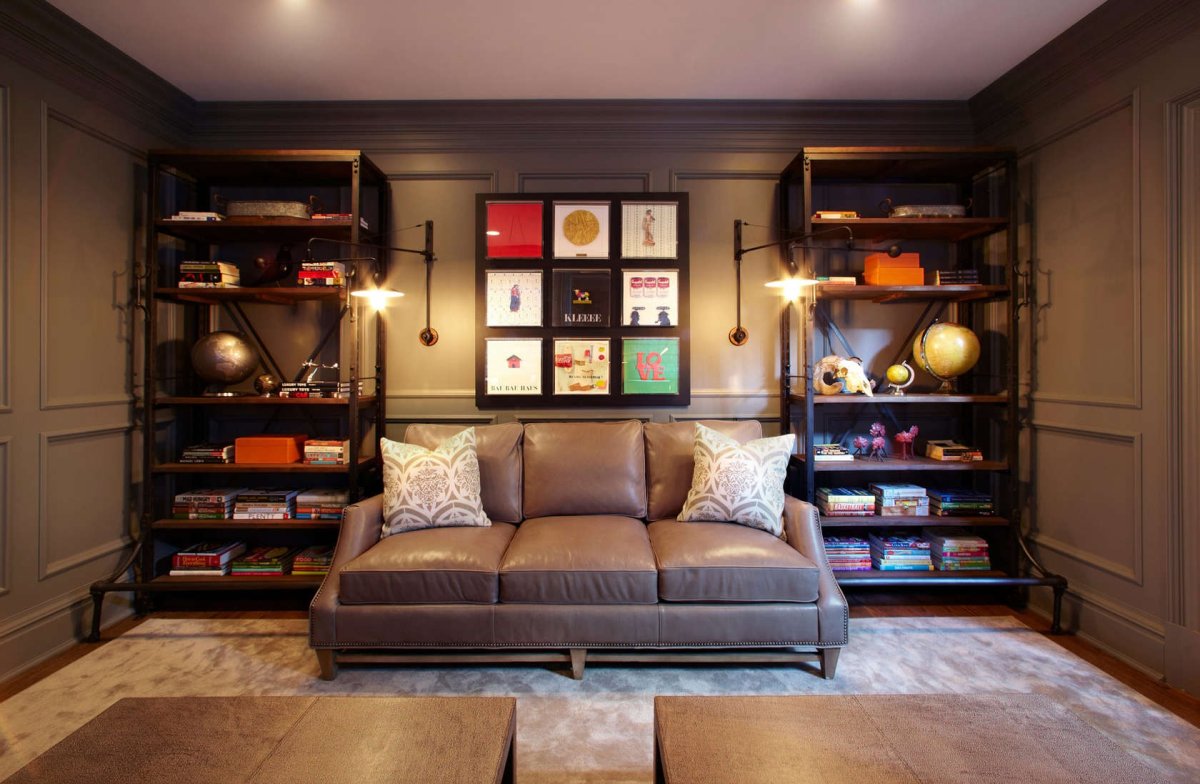 Книжный стеллаж за диваном