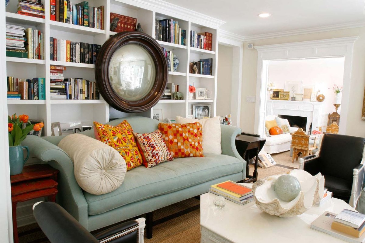 Стеллаж за диваном в гостиной