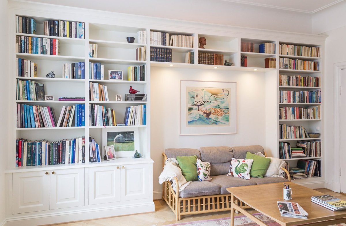 Полка из гипсокартона над диваном