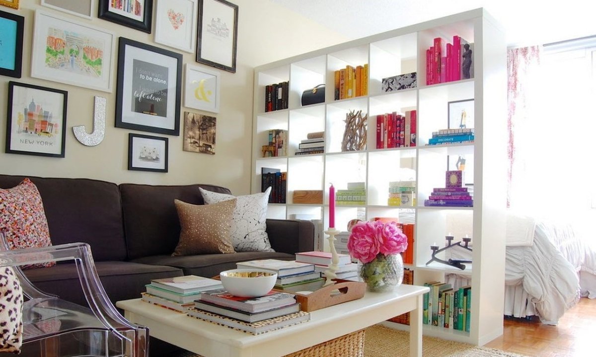 Книжный шкаф за диваном в гостиной