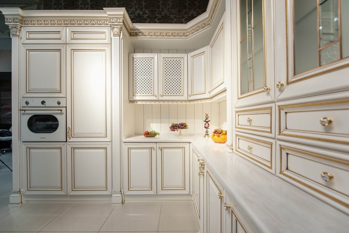 Кухня с золотой фурнитурой