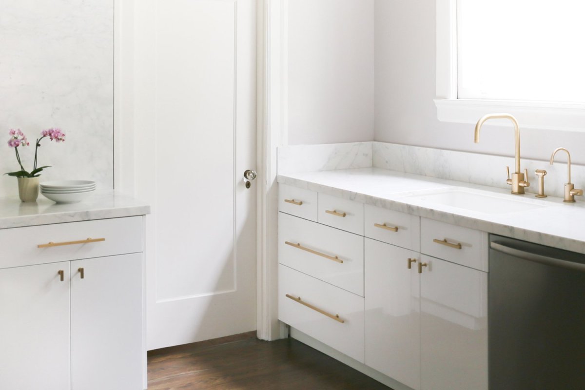 Кухня белая с золотом современная