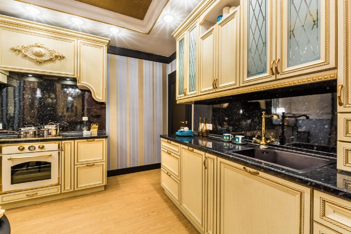 Латунь в интерьере кухни