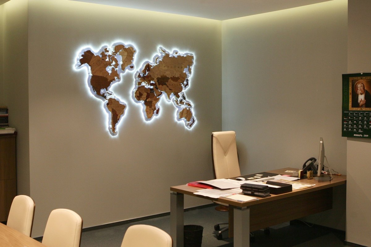 Карта с подсветкой на стену