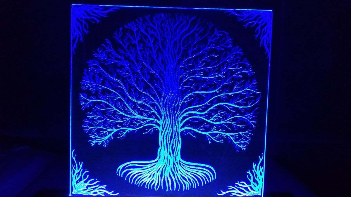 Светильник из оргстекла и фанеры