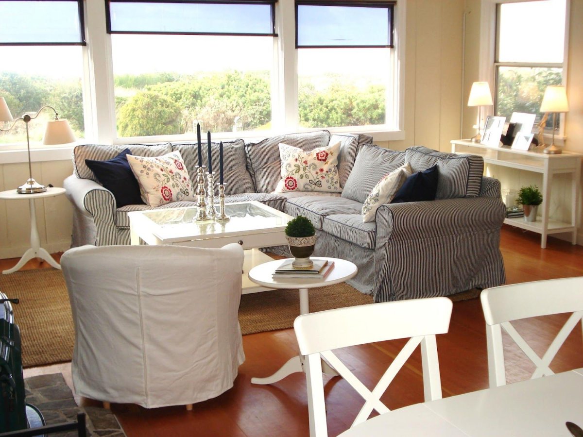 Кухня гостиная с круглым столом и диваном