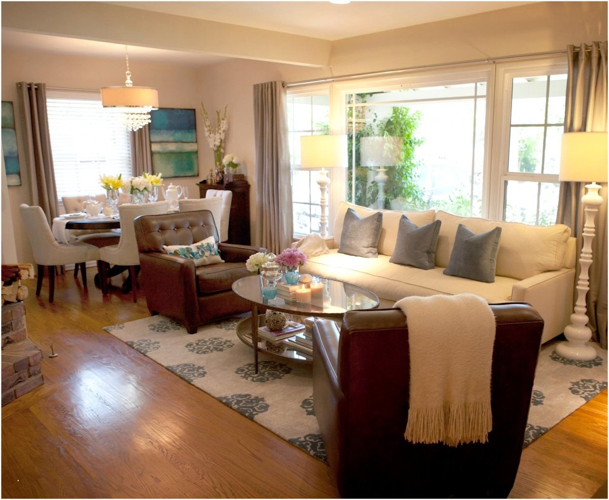 Барная стойка рядом с диваном