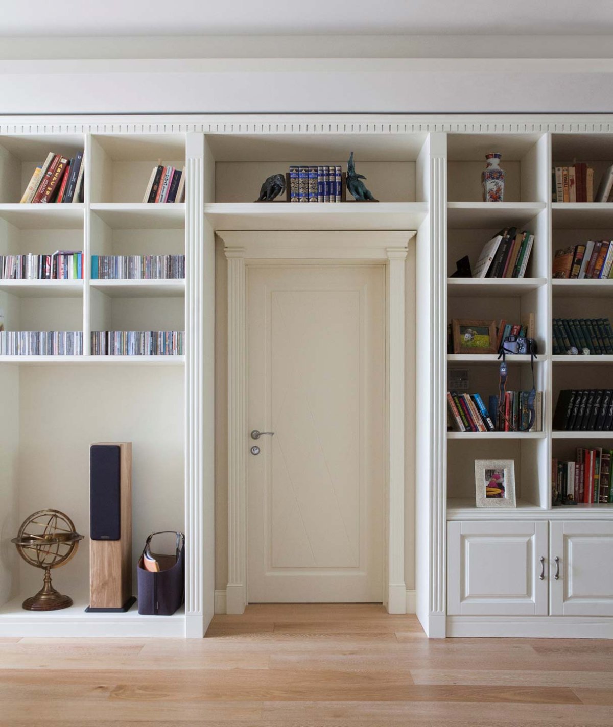 Шкаф перегородка между кухней и гостиной