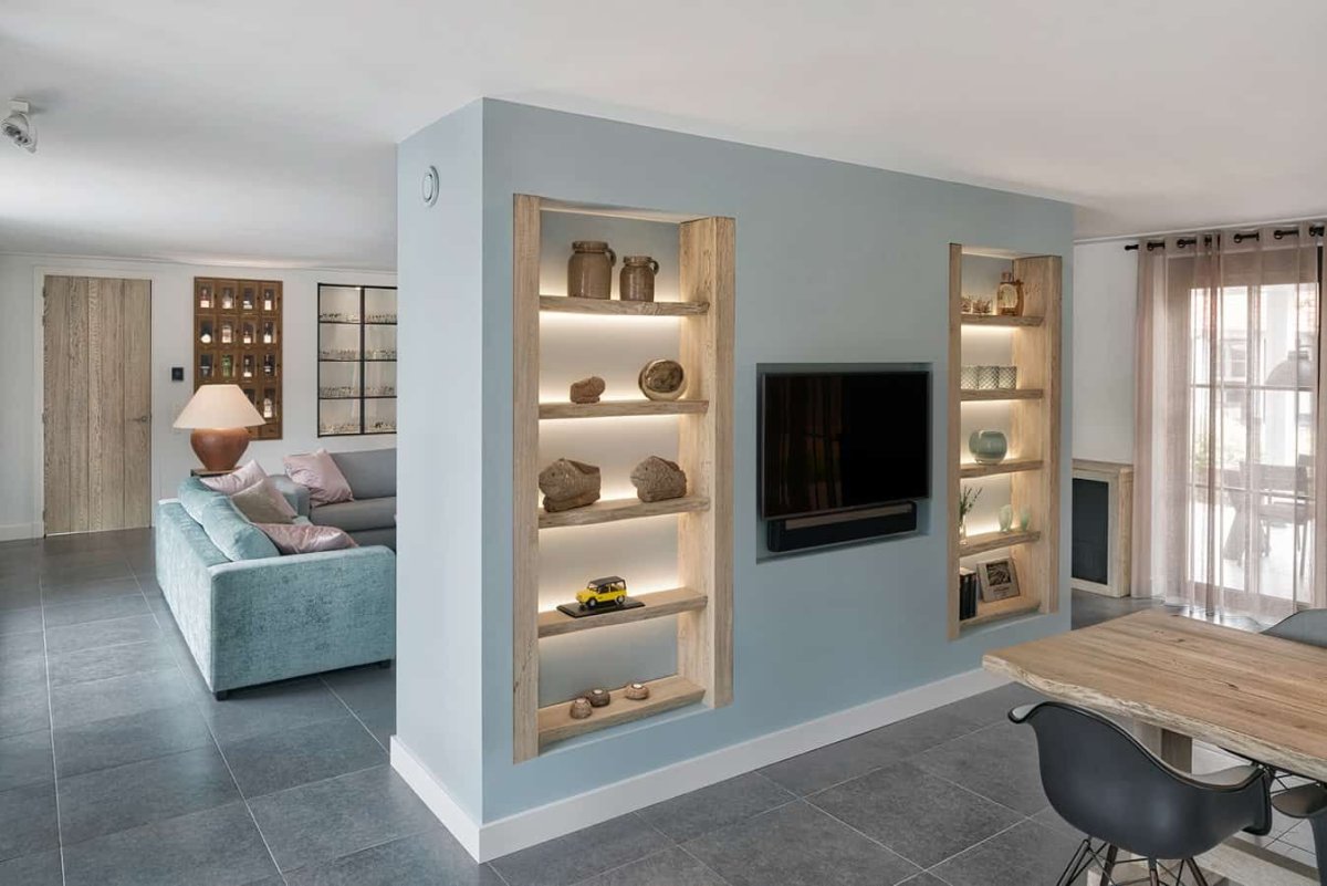 Гипсокартонная перегородка с полками