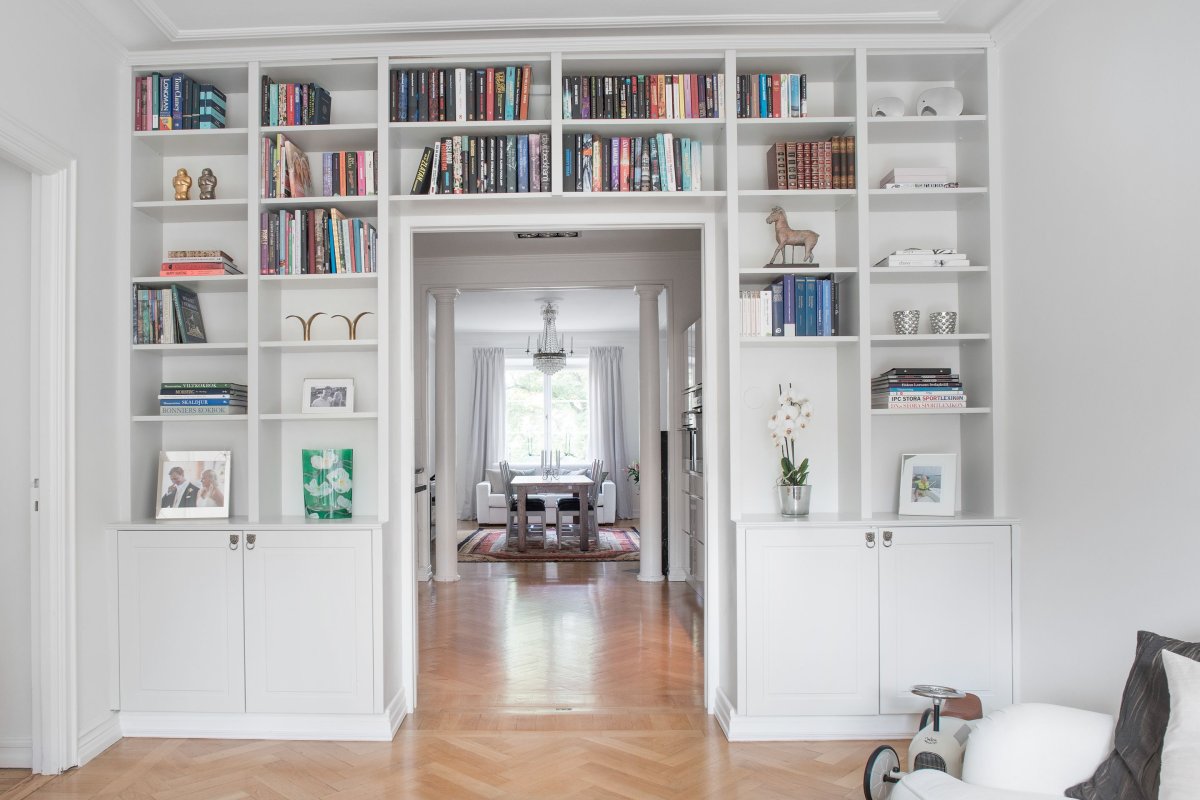 Книжный стеллаж у окна