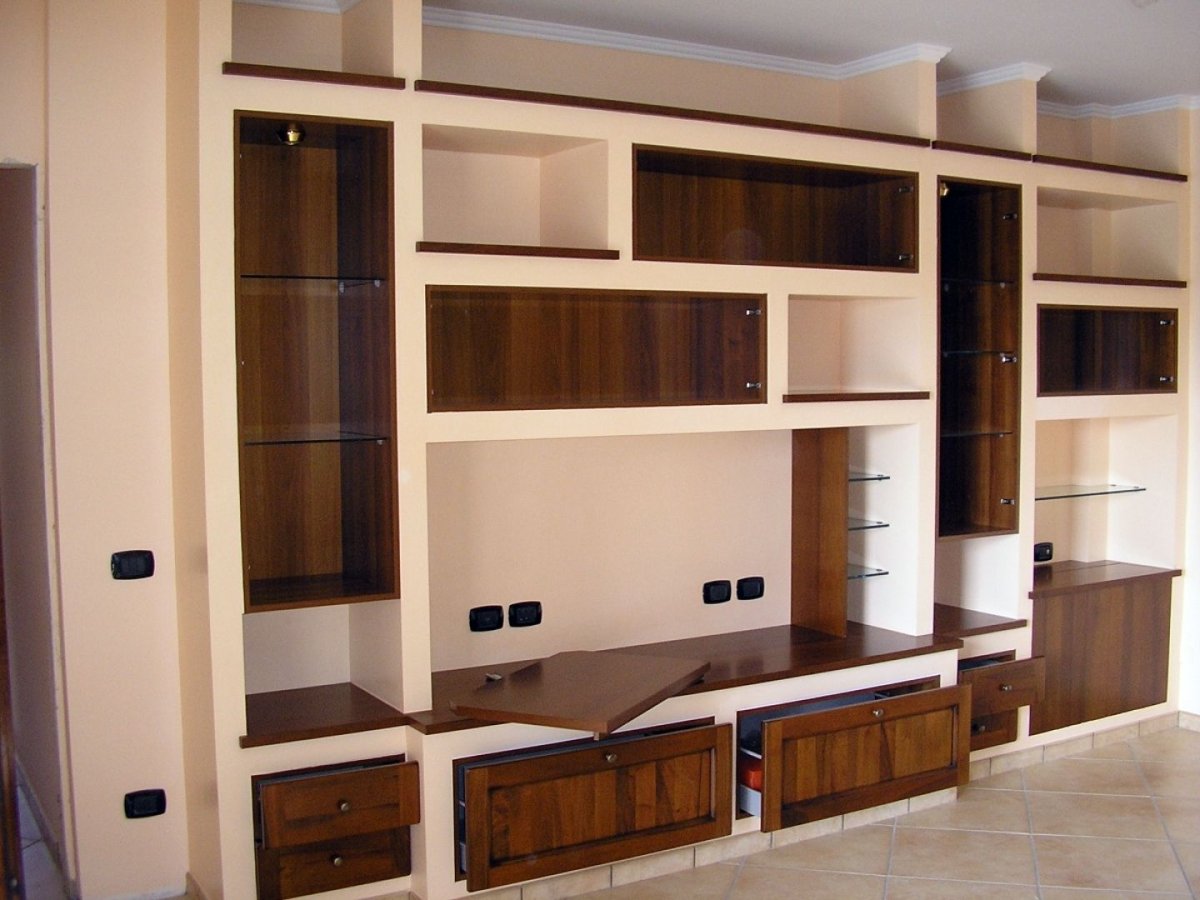 Встроенная стенка в зал из гипсокартона