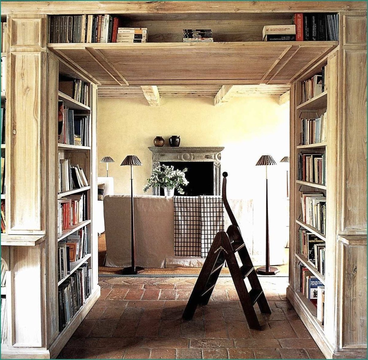 Сдвижная дверь в классическом стиле