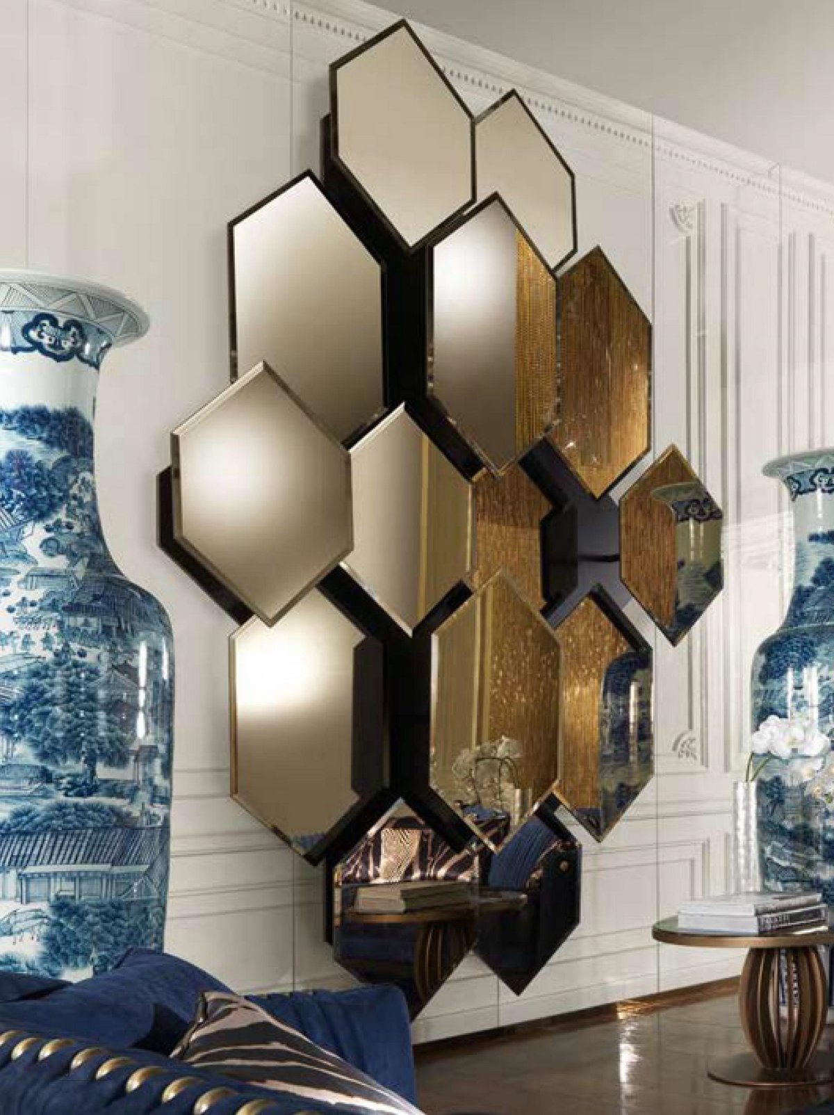 Зеркальное панно в спальне