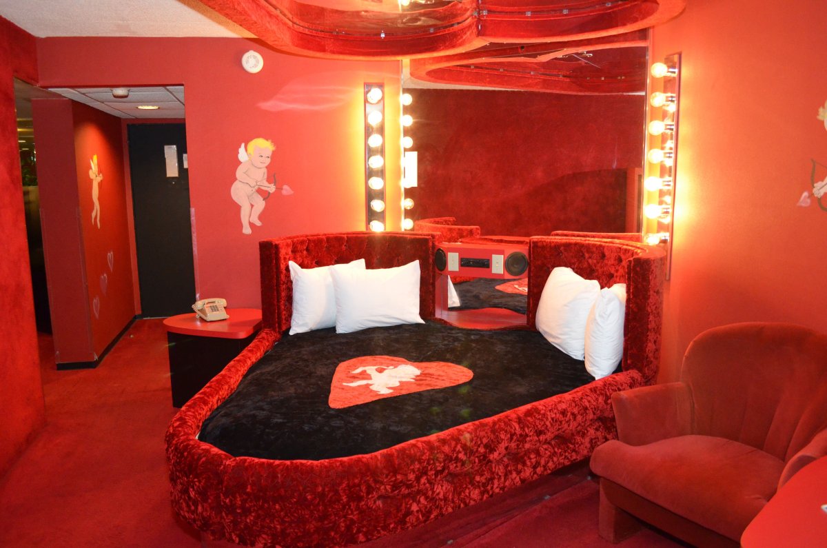 Красная кровать в интерьере