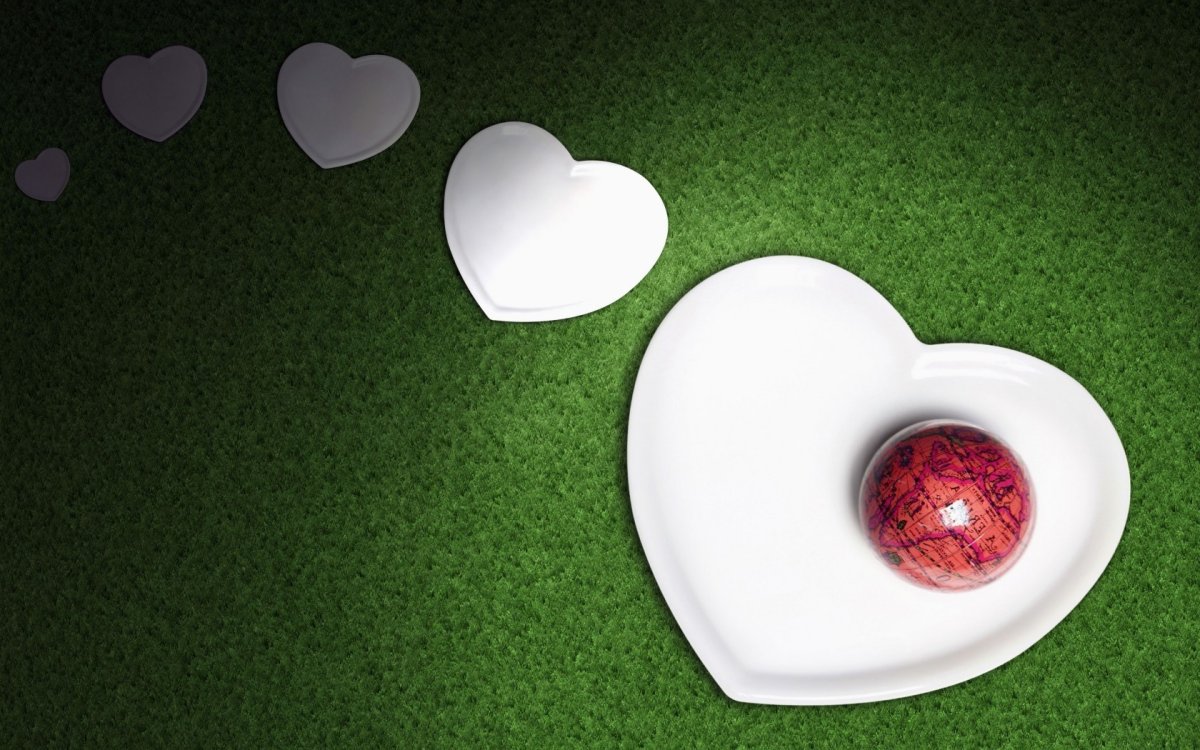 Кровать усыпанная лепестками роз