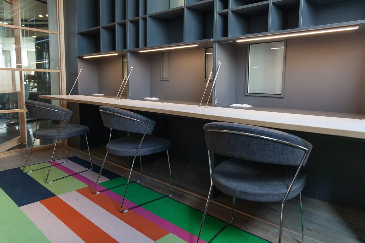 Угловой стол вдоль стены