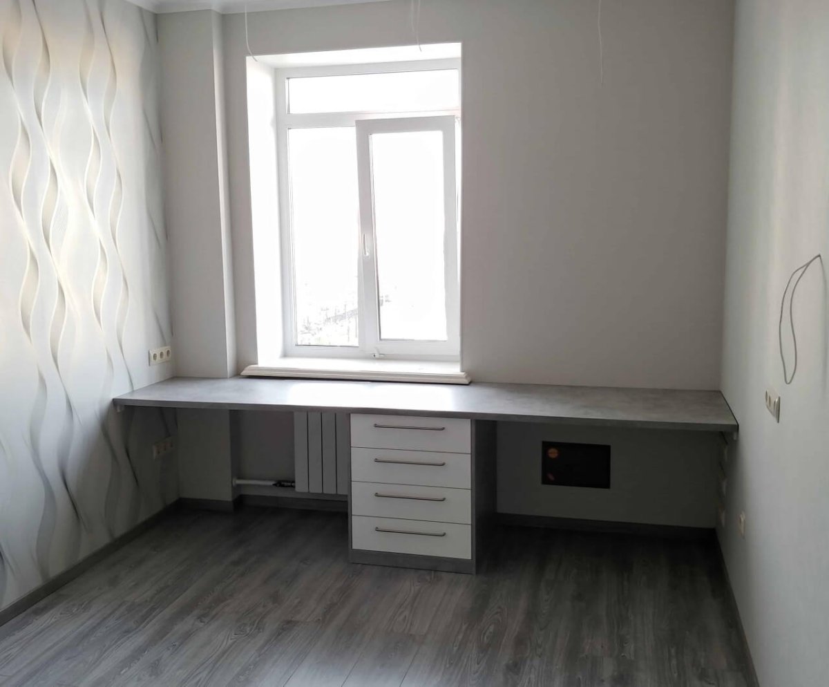 Длинный письменный стол