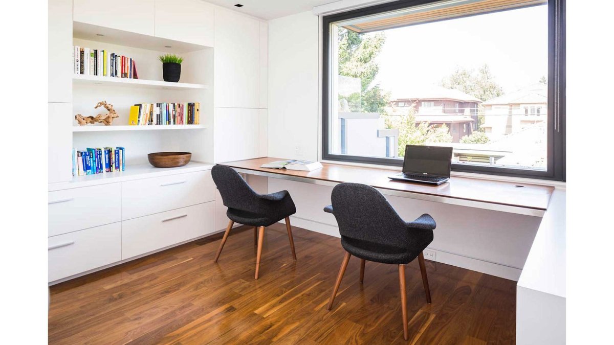 Стол вдоль стены столешницей с полками