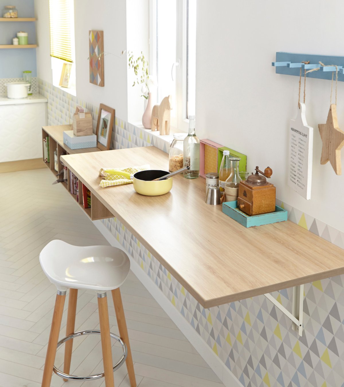 Стол у окна в гостиной