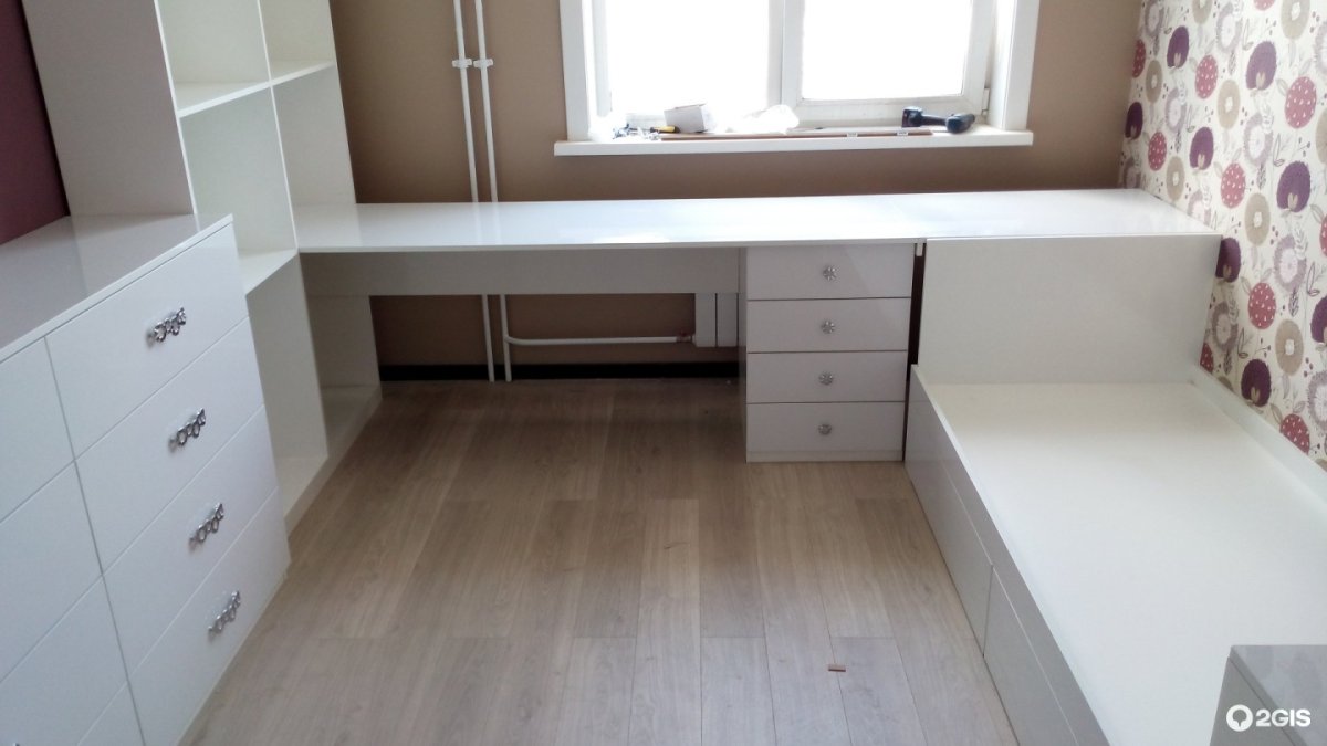 Письменный стол под окном в детской